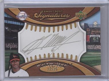 2007 Sweet Spot - Signatures Ball - Gold Stitching Gold Ink #SS-MM - Melvin Mora /25