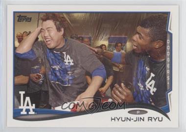 2014 Topps - [Base] #40.2 - Hyun-jin Ryu (With Teammates)