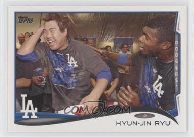 2014 Topps - [Base] #40.2 - Hyun-jin Ryu (With Teammates)