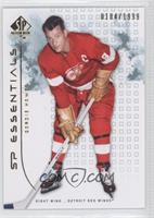 SP Essentials - Gordie Howe #/1,999