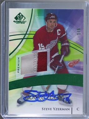 2020-21 Upper Deck SP Game Used - [Base] - Green Auto Patch #118 - Legends - Steve Yzerman /5