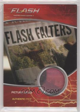 2017 Cryptozoic The Flash Season 2 - Wardrobe Relics #M33 - Picture News