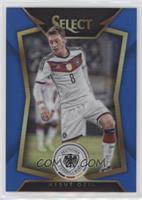 Mesut Ozil (Ball Back Photo Variation) #/299